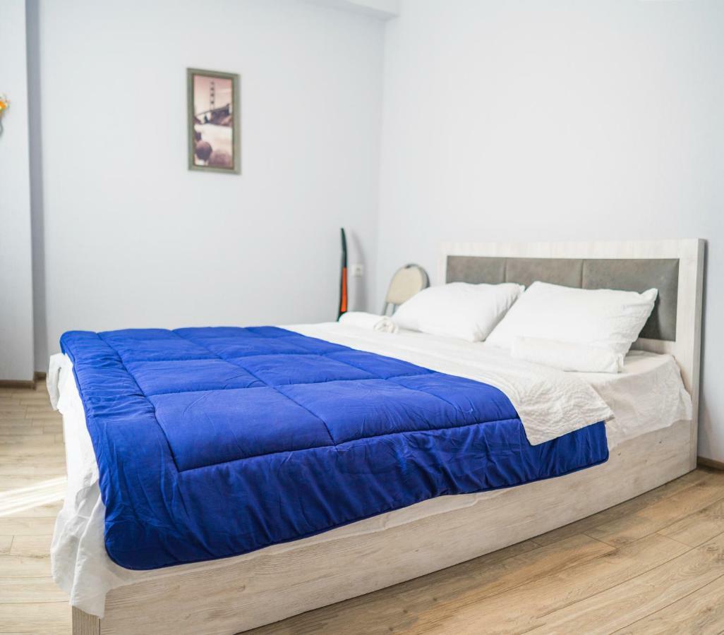 Tatias Apartments In The Downtown Тбилиси Екстериор снимка